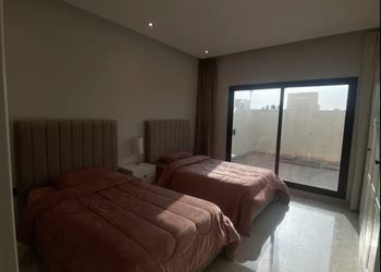 شقة بصالة انيقة وغرفتين نوم