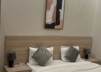استديو بأثاث مريح وبسيط