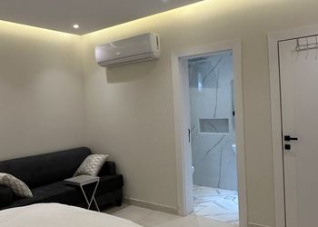 استديو بأثاث مريح وبسيط 