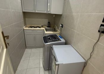 استديو بأثاث مريح وبسيط 