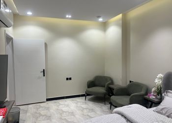 استديو بأثاث مريح وبسيط 