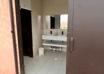 استراحة بمسطح اخضر ومجالس