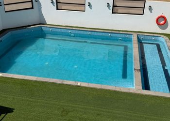 شاليه بصالة مطلة على المسبح 