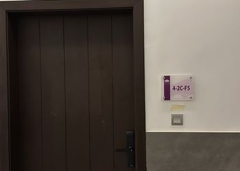 استديو بأثاث مريح وبسيط 