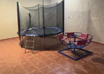 استراحة بمسبح خارجي ومجلس 
