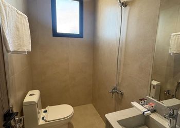 استديو بسرير ماستر وأثاث مريح 