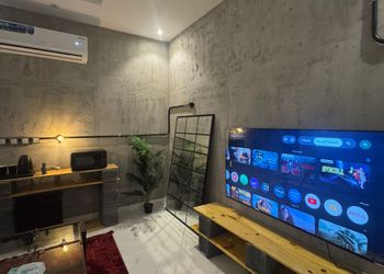استديو بأثاث مريح وبسيط
