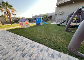 استراحة بمسطح اخضر و العاب اطفال