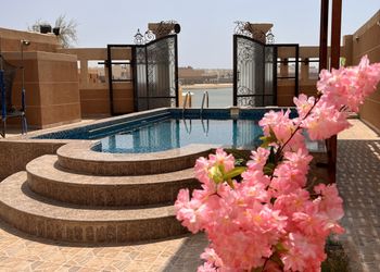 شالية بإطلالة على البحر  والمسبح