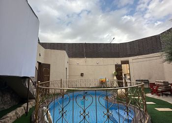 شاليه بصالة جلوس وجلسة خارجية 