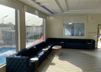 شاليه بألعاب مائية ومسطح اخضر