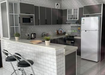 شاليه بجلسة تطل على مسبح خارجي 