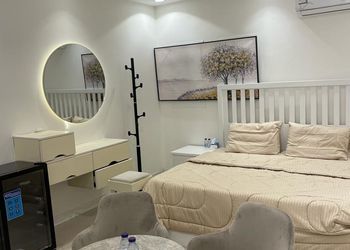 استديو بأثاث مريح وبسيط 