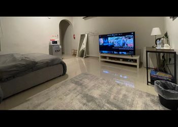 استديو بسرير ماستر وجلسة جانبية