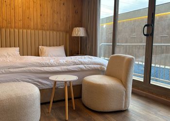 شاليه بمجلس وجلسة خارجية 