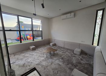 شاليه بمسطح اخضر ,ومسبح خارجي 
