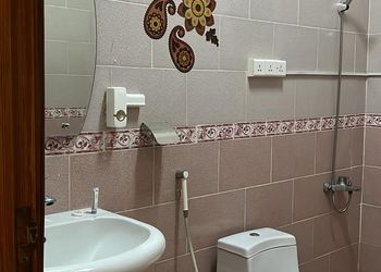 شقة بغرفة معيشة وغرفتين نوم 