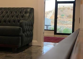 شقة بغرفة معيشة وغرفة نوم 