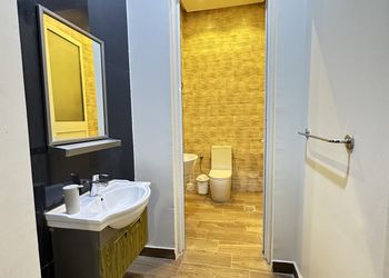 شاليه بمسبح ومسطح اخضر