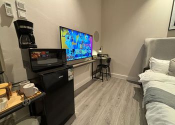 استديو بأثاث مريح وبسيط 
