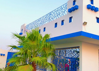 شاليه بجلسة تطل على مسبح خارجي 