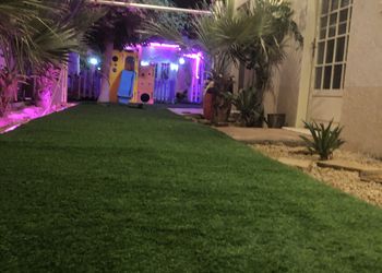 شالية بجلسة مطلة على مسبح 