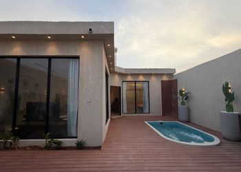 شاليه بمسطح اخضر و مسبح