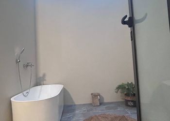شاليه بمسطح اخضر وجلسة خارجية 