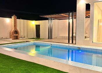 شاليه بمسطح اخضر و مسبح
