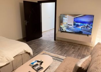 استديو بسرير مريح وتصميم هادئ 