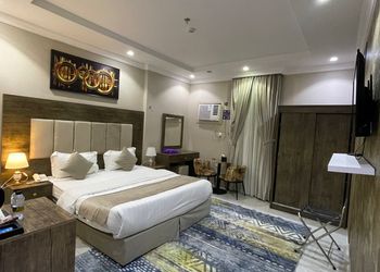 غرفة بسرير ماستر