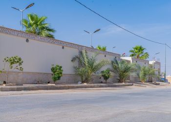 شاليه بجلسة خارجية ومجالس