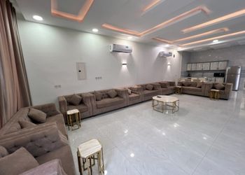 شاليه بجلسة تطل على مسبح خارجي 