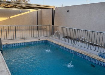 شاليه بمسطح اخضر ومسبح 