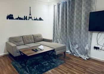 استديو بأثاث مريح وبسيط 