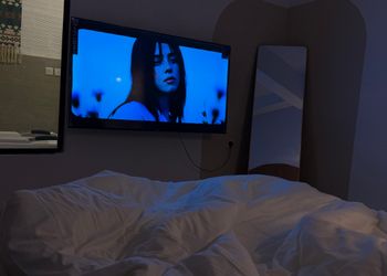 استديو بأثاث مريح وبسيط 