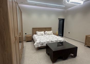 شاليه بمسطح اخضر وجلسة خارجية 