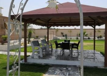 استراحة بمسبح داخلي والعاب اطفال (قسمين)
