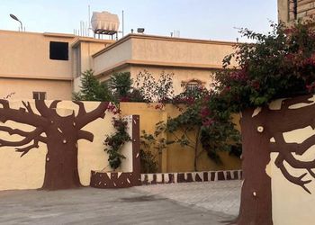 شاليه بمسطح اخضر وجلسة خارجية 