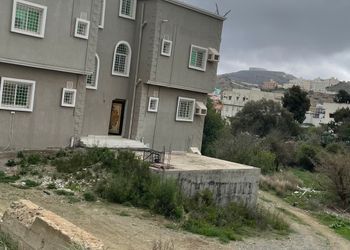 شقة بصالة جلوس وغرفتين نوم 