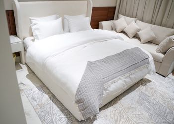استديو بأثاث مريح وبسيط 