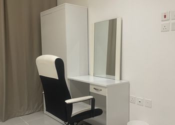 غرفة بأثاث مريح وبسيط 