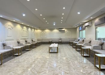 شاليه مجالس ومسطح اخضر 