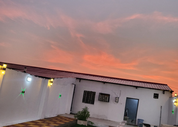 استراحة بمسطح اخضر  وصاله جلوس 