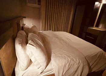 شقة بصالة وثلاث غرف نوم 