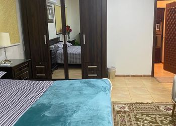 غرفة بأثاث مريح وبسيط 