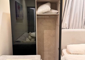استديو بأثاث مريح وبسيط 