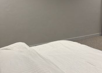 استديو بسرير ماستر وأثاث مريح 