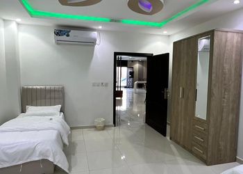 شاليه بمسطح اخضر ومسبح 