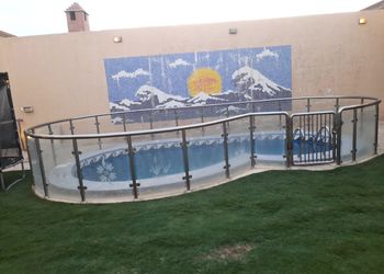 شاليه بمسطح اخضر وجلسة خارجية 